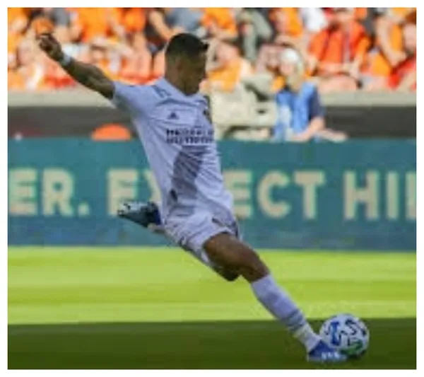 A renowned Chef helps Chicharito by giving him a high-quality alimentation method