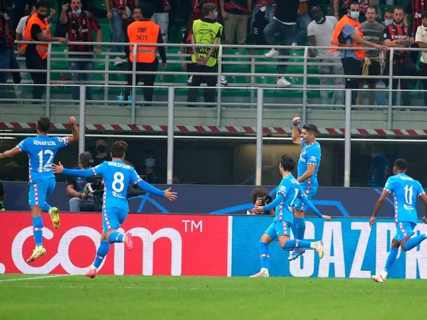 After drawing in their Champions League debut, Atlético de Madrid beat Milan 2-1 as a visitor thanks to a penalty goal by Luis Suárez in injury time.