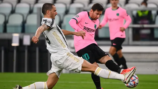 After final decision of Messi staying at the club plus the departure of Luis Suárez and the arrival of new incorporations, Ronald Koeman starts to define his XI.