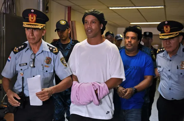 After getting out of jail in Paraguay, Ronaldinho could go back to prison, but for a completely different reason than the false passport.