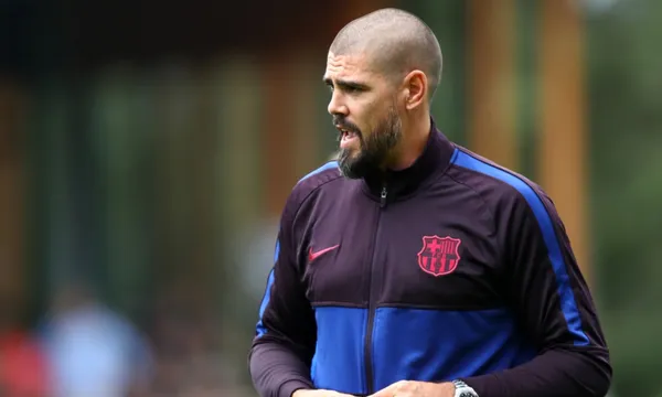 After playing for Barcelona and Manchester United, Victor Valdes started a journey as a coach with lots of confrontations. Today he was accused by one of his former players.