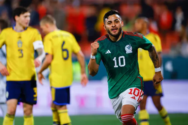 Alexis Vega expressed his concern after the match against Sweden and made it clear to the defender that he should no longer be with Mexico