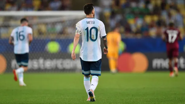 Argentina receives Uruguay next Sunday and Lionel Messi is in doubt due to a discomfort in his knee. Alert in AFA.