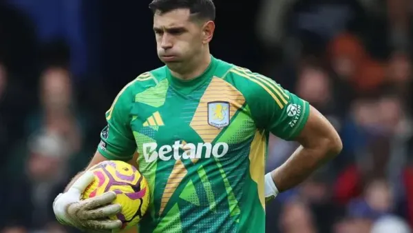 Argentine goalkeeper Emiliano Dibu Martinez had to leave Aston Villa's weekend game