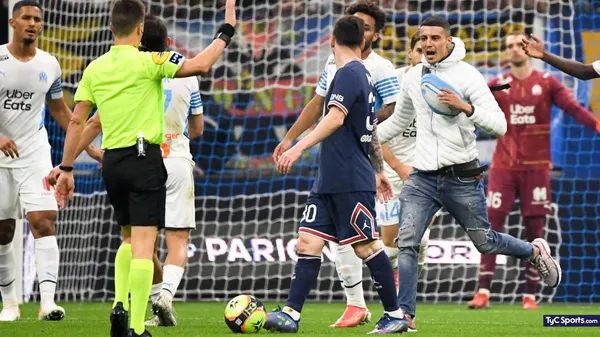 At 27 minutes, an intruder thwarted a PSG attack, as Messi carried the ball. Immediately, security entered the field and removed the person who was trying to hug the Rosario crack