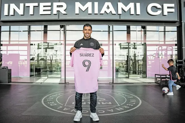 At 37 years old, the Uruguayan forward meets in Miami with the elite Lionel Messi, Sergio Busquets and Jordi Alba.