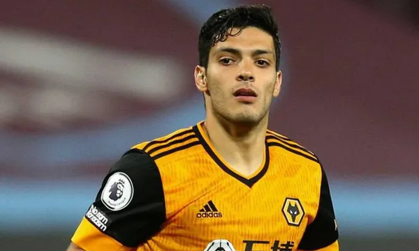 At Molineaux Stadium, the Mexican received an incredible tribute by fans that set a banner on the stands.