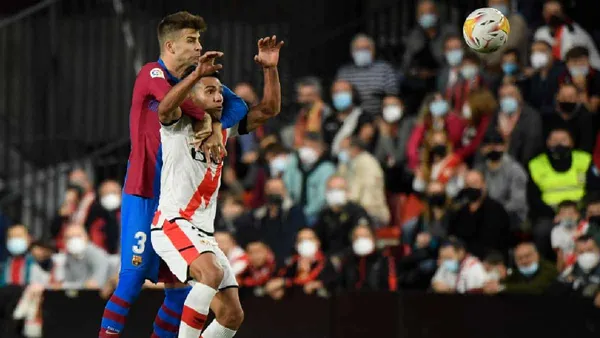 Barcelona returned to accumulate a new failure, and its captain and emblem, Gerard Piqué, could not with his own anger and exploded with fury against a rival: Radamel Falcao, the top scorer of the match.