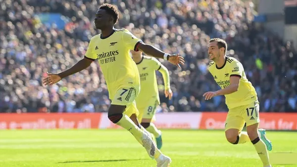 Bukayo Saka put Arsenal ahead in the match against Aston Villa with a beautiful volley after a good collective play of the London team. A goal that was also the 2,000th of the Gunners in the Premier League.