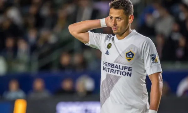 Chicharito interacted with his fans, and when he was asked a question, the interaction got emotional and he tried to hold the tears.