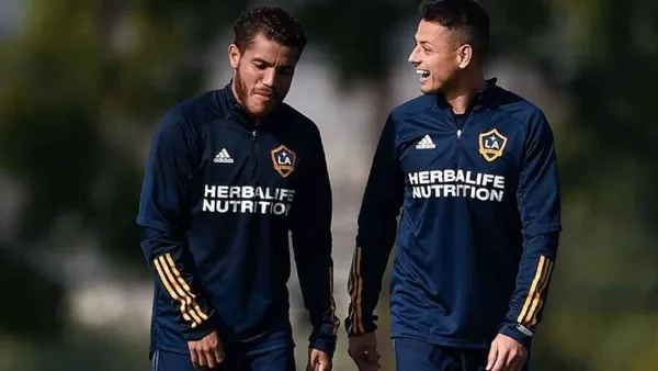 Chicharito wants to convince Jonathan Dos Santos of staying at Los Angeles Galaxy and made a public intent so his friend makes the decision he wants.