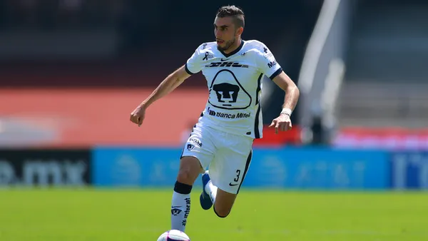 Chivas pretend to leave the left defender at Pumas as swap him for another player.