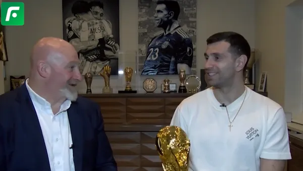 Christian Martin (El Futbolero Argentina) and 'Dibu' Martinez. | Photo: El Futbolero Argentina