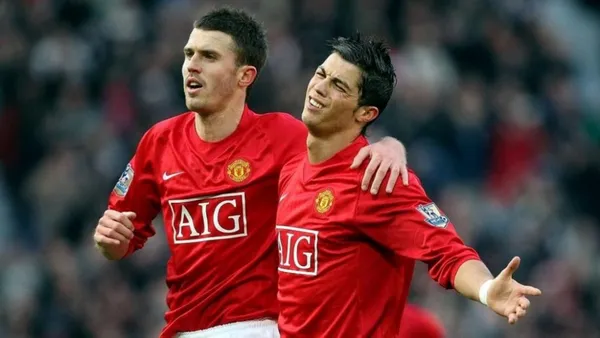 Cristiano Ronaldo and Michael Carrick playing at Manchester United