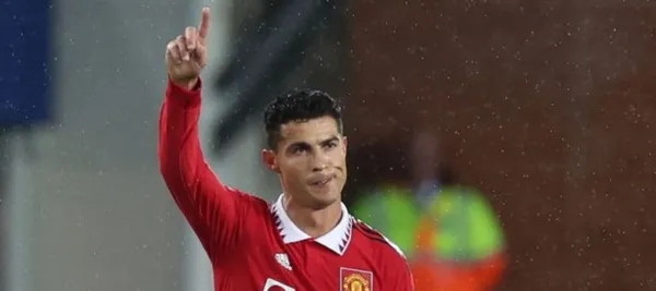 Cristiano Ronaldo is having a tough game in the Europa League, but he still proves he es a leadre.