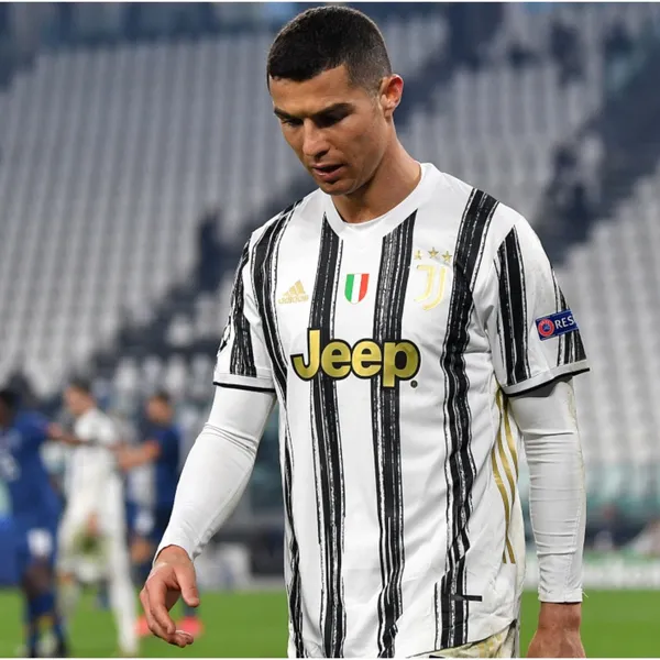 Cristiano Ronaldo posted a photo on his instagram account and said that "PCR is bullshit". Immediately, the Italian virologist Roberto Burioni ironically criticized him.