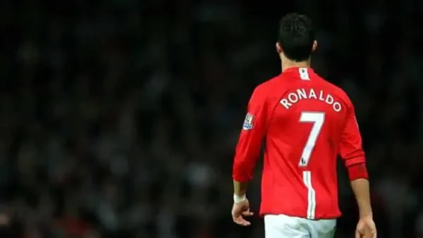 Cristiano Ronaldo will play for Manchester United and the controversy about which number he will wear on his back has already started, the 7, for now belongs to Cavani...