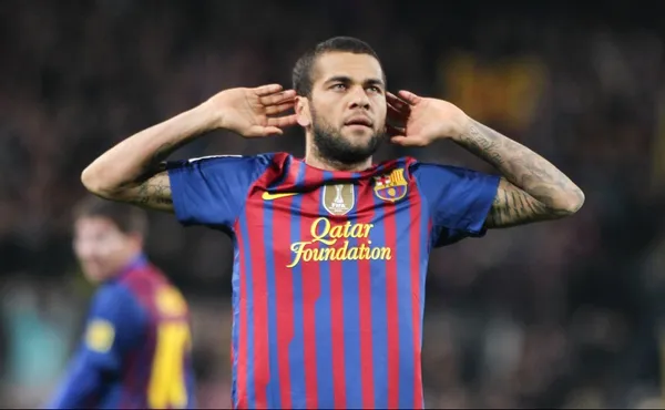 Dani Alves will only be able to debut with Barcelona in January, when the transfer market opens. The right-back trained this Monday with his new teammates.