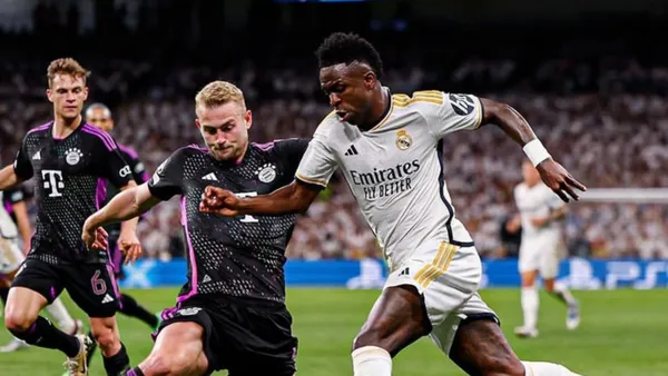 De Ligt tries to get the ball while Vinicius Jr. is dribbling in the Real Madrid vs Bayern Munich match.