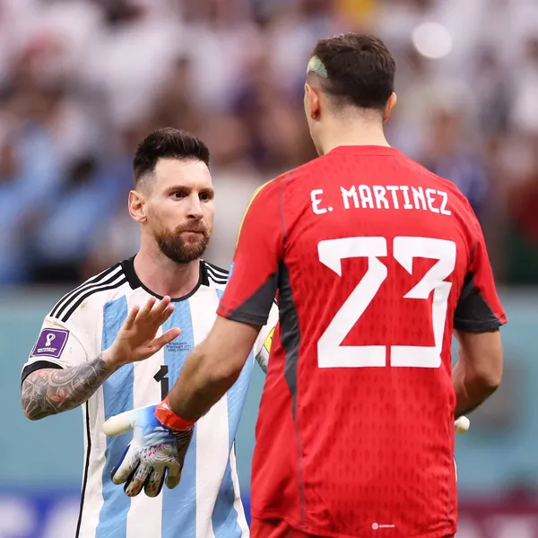 Dibu Martínez was not happy about that refereeing.