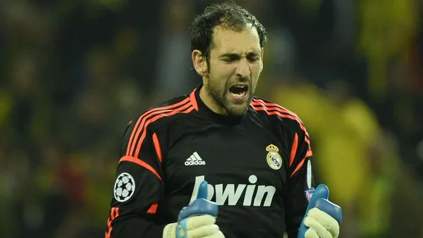 Diego López, who at the time was able to relegate the legendary Iker Casillas to the Real Madrid bench, announced his retirement from professional football at the age of 42.