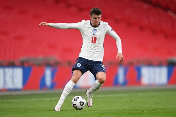 Discover everything you want to know about Mason Mount: his current girlfriend or wife, his salary and his tattoos. Find out what house the English attacking midfielder lives in and have a look at his cars!