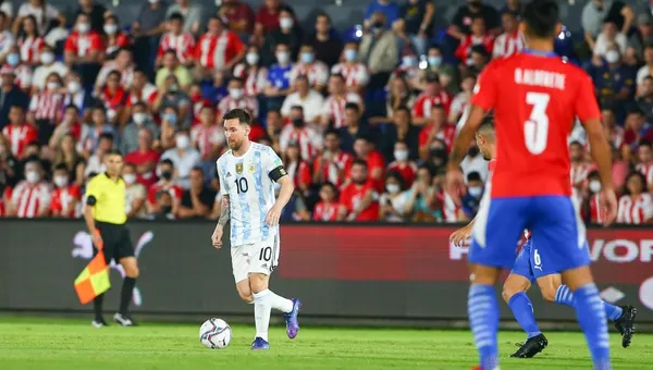 Dressed as a pitcher, the captain initiated a good part of the dangerous situations of the Argentine team. And he also put on the team shirt, when defending.