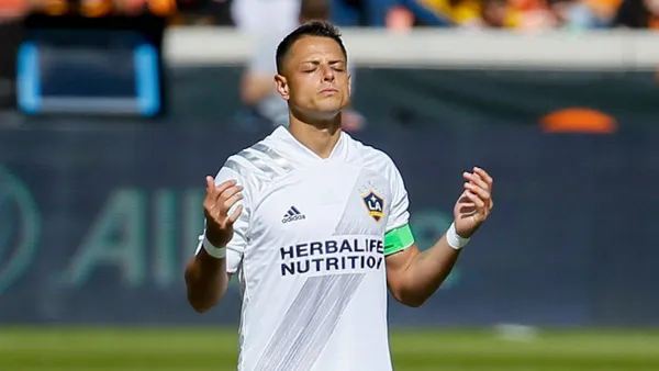 DT Greg Vanney pointed out that the Mexican forward has not yet recovered from the injury and that is why he will continue to be out of the LA Galaxy team.