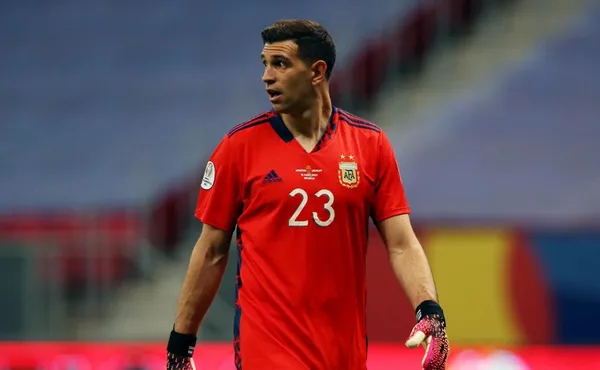 Emiliano Martínez did it again. This time, together with the help of the fans, but with the same result. A play on words disoriented the rival at the time of kicking the penalty, and they failed again from 12 steps in front of him.