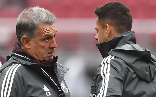 Gerardo Martino wants Chicharito to call him to solve the conflict