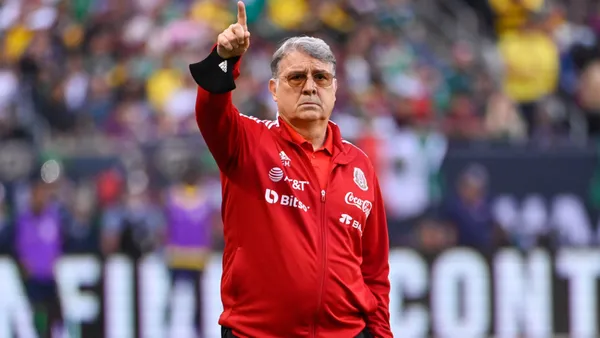 Gerardo Martino wearing the red Mexican national team sport sweater. (Source: Mediotiempo)