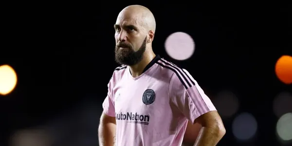 Gonzalo Higuaín has to make an important decision in his career