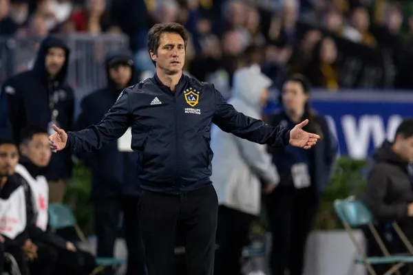 Guillermo Barros Schelotto is thinking of leaving the MLS to go to Brazil because of the difference in salary they offer him and the one he has in LA Galaxy.
