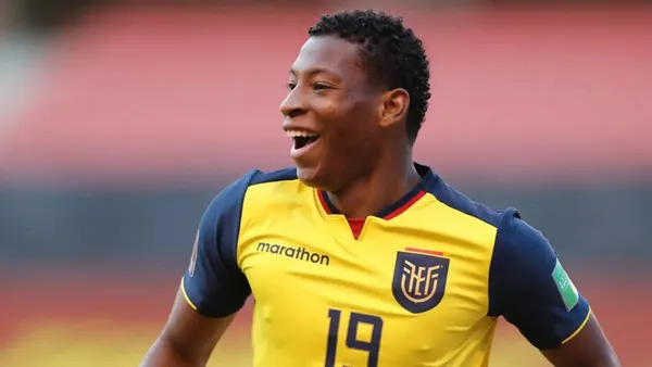 He currently plays in Real Valladolid, in Spanish second flight.