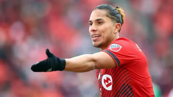 He engaged in a fight with Jorge Theiler during the Gold Cup.