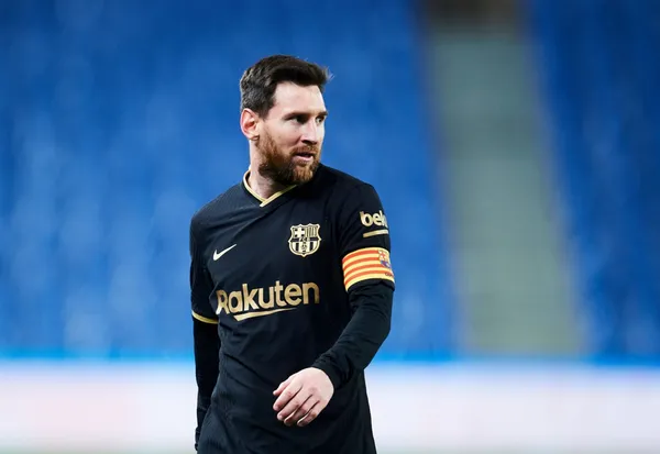 He's 17 years old, he is left-handed, short and dribbler, he plays in Rapid Vienna and will be sold in June