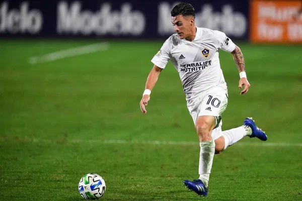 If La Galaxy cannot negotiate with Boca Juniors, Pavon will have to return to Argentina and that is the best thing that could happen to him according to the Argentines.