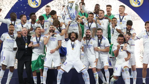 In a gesture of recognition of his greatness, the Real Madrid striker allowed his teammate to lift yet another title.