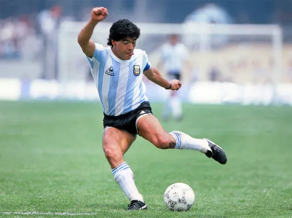 In the memory of Diego Maradona, and one year after his death, a journey through the ten most important dates in the career of the best player in football history.