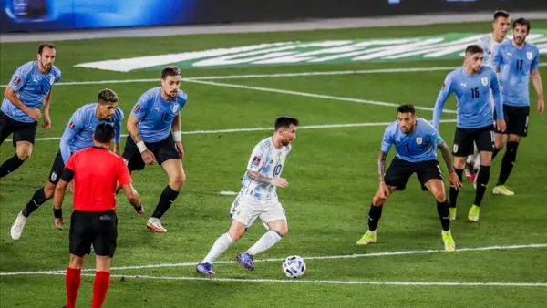 In the play prior to Argentina's 3-0, Lionel Messi caught the ball on the edge of the rival area and gathered seven Uruguayans, who not all together could beat him.