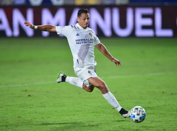 Javier Chicharito Hernández continues to prove to be on fire in this MLS season and on the last day he converted a taco goal in the 1-1 draw of the LA Galaxy against the Seattle Sounders.