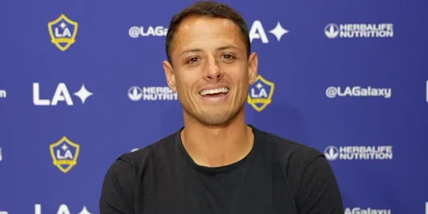 Javier Hernandez signs with a Mexican team and causes a commercial sensation