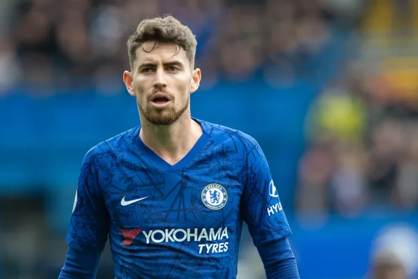Jorginho is, without a doubt, one of the stars of world football, and today he established himself by converting, in a majestic and particular way, the last penalty of the Italian National Team, to achieve his pass to the final of the Euro Cup. However, in his love life he does not do as well as on the court.