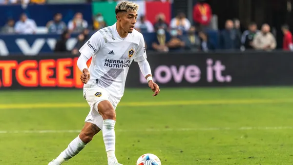 Julián Araujo plays for the LA Galaxy and has had a high level that draws attention