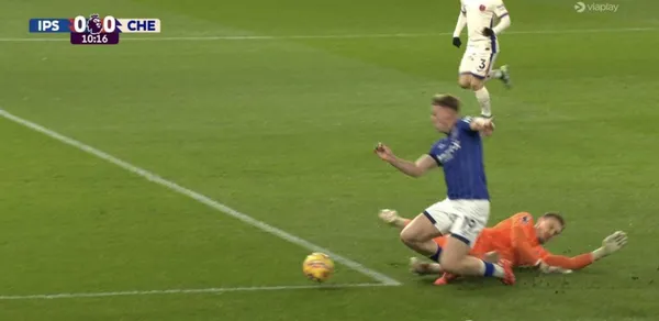 Just at the beginning of the match, the controversy was sparked by a controversial penalty against the blue team that ended in a goal