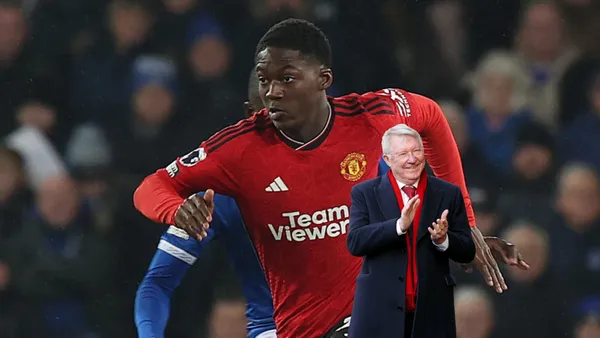 Kobbie Mainoo runs as he wears the Manchester United jersey while Sir Alex Ferguson smiles and claps. (Source: AP, BR Football X)