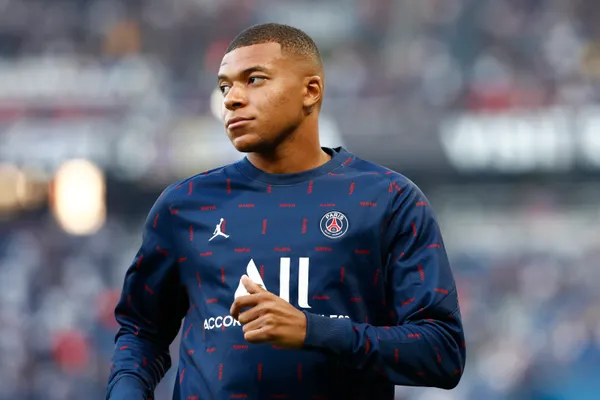 Kylian Mbappe is et to stay at the Parc des Princes this season with the board of PSG ready to take a big gamble. They might lose him for free next season but PSG Sporting Director, Leonardo has informed Mbappe and his teammates that the Frenchman is staying this season.