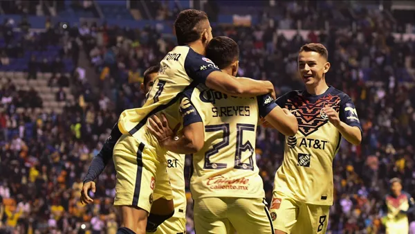 Las Águilas started winning the game, they lost Roger Martínez after back-to-back fouls that earned him two yellow cards and Solari from arguing with the referee.