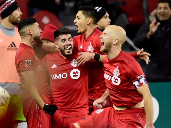 Last night, Toronto FC lost against Montreal Impact who stopped their undefeated streak. Alejandro Pozuelo and Pablo Piatty protagonised one of the curious match moments and Greg Vanney didn't like it too much.