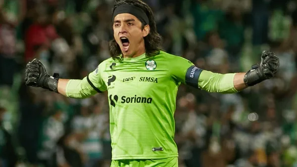 Lately, rumors about a move to Europe have been loudly heard about Carlos Acevedo´s Santos goalkeeper. We tell you all about the goalkeeper.